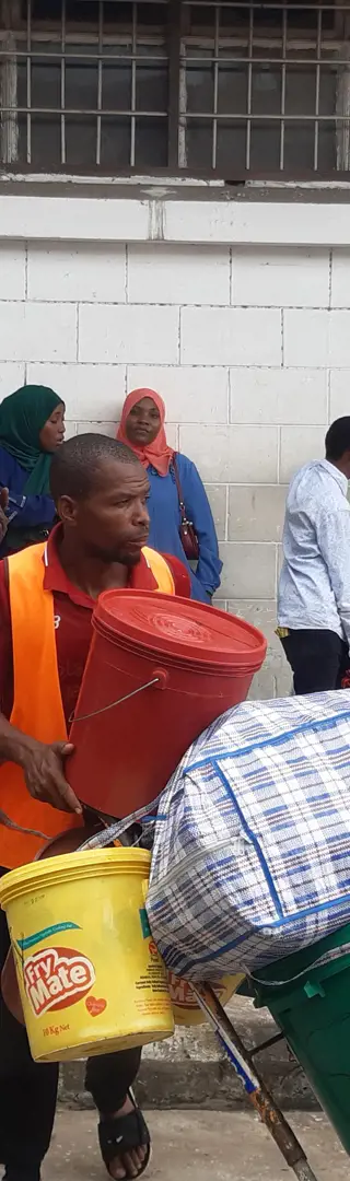 Emsiges Treiben am Hafen